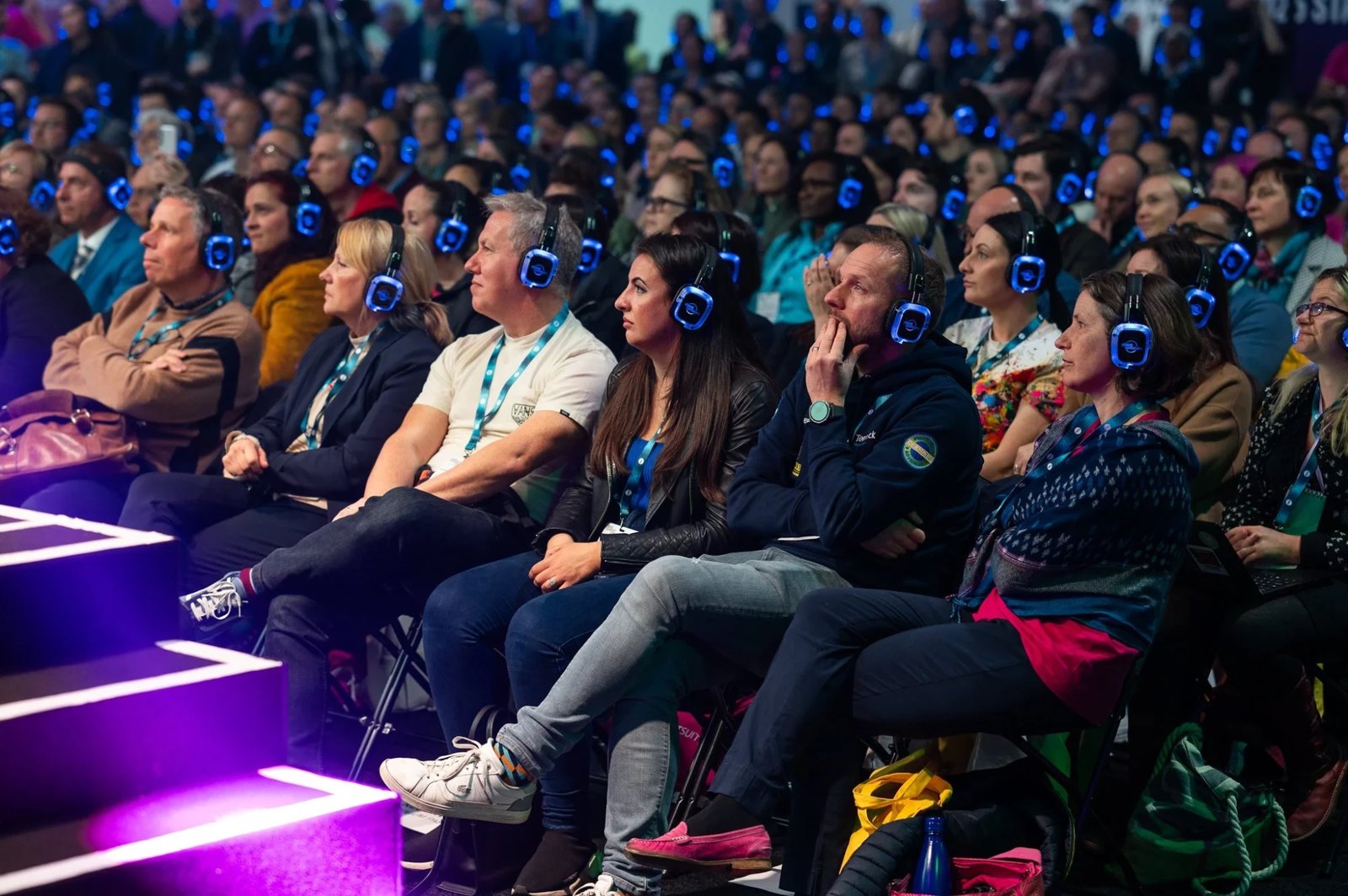 Congres waar iedereen een koptelefoon draagt