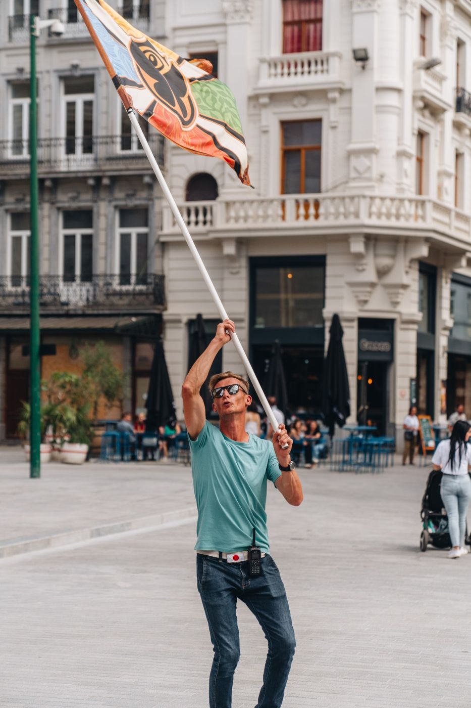 Vlag hoog, sfeer erin
